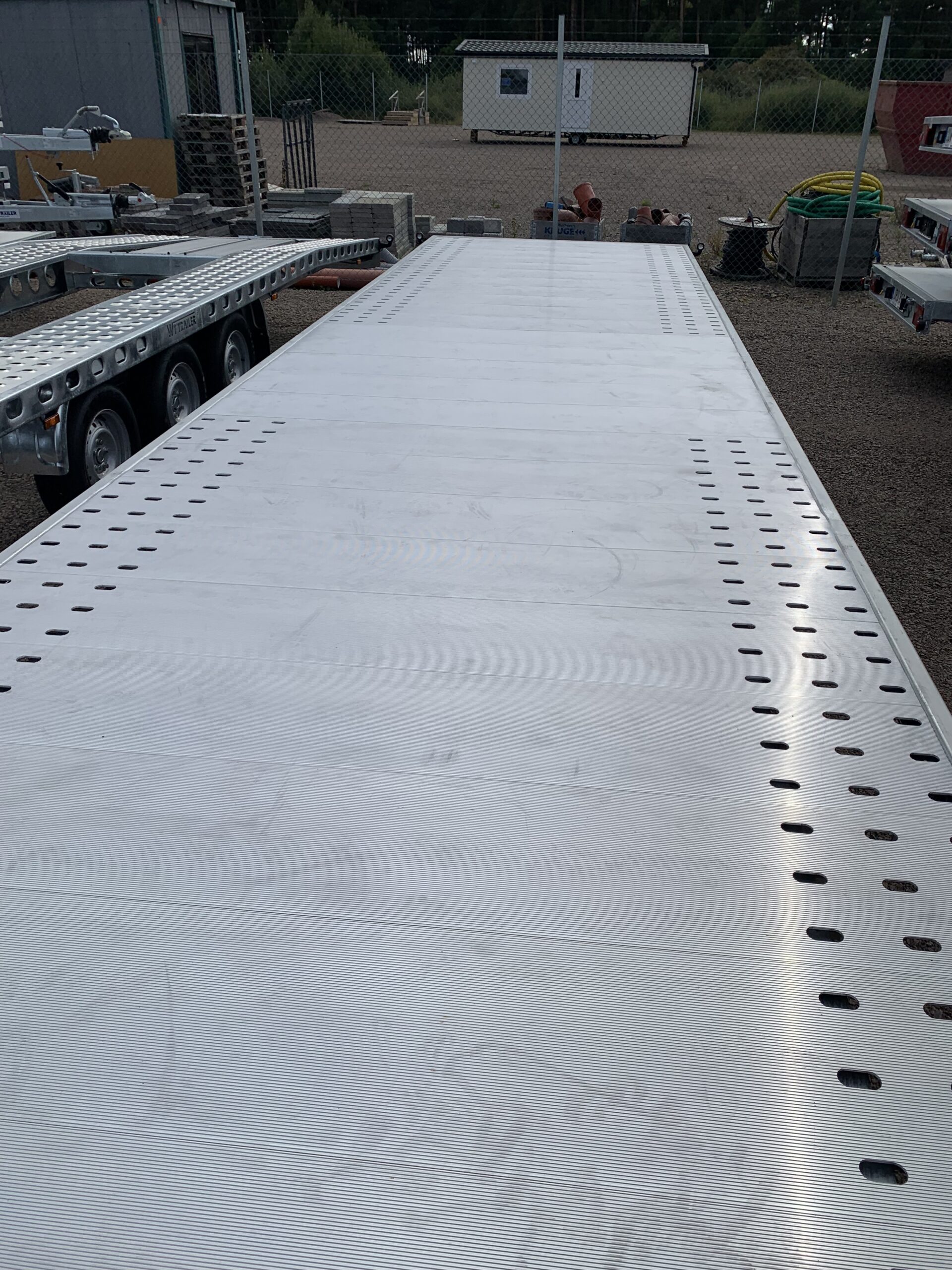 Hel botten med aluminium durk till Biltransport hydralik 3 axlar, 6,5 -7 m