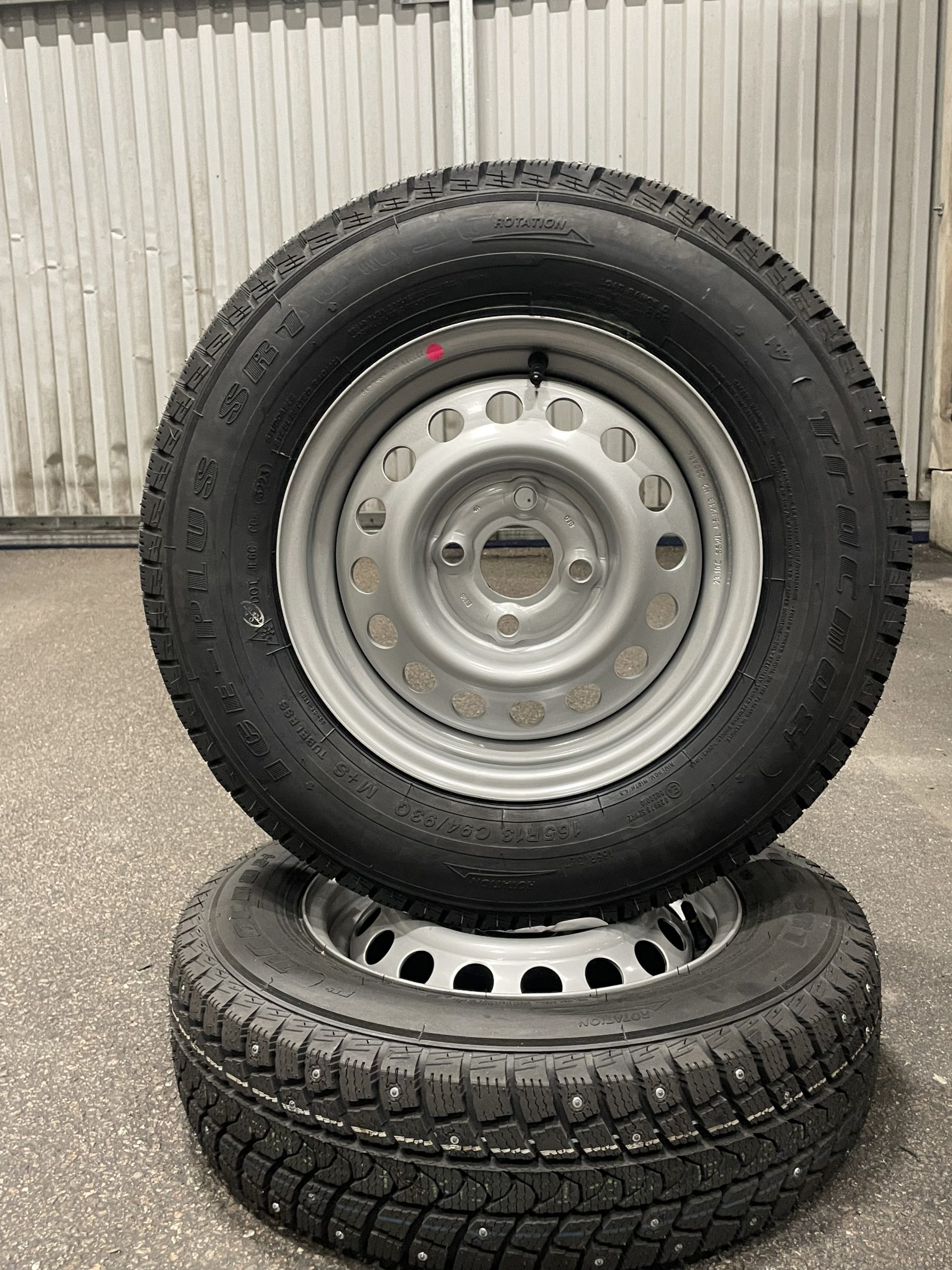 Dubbdäck på fälg 165R13C 8pr 94/93Q Tracmax Ice-Plus SR1 Dubb - 4 bulthål