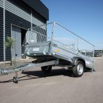 Obromsad Släpvagn Standard 250 – Flexibel Öppning Fram & Bakläm med Gallergrindar